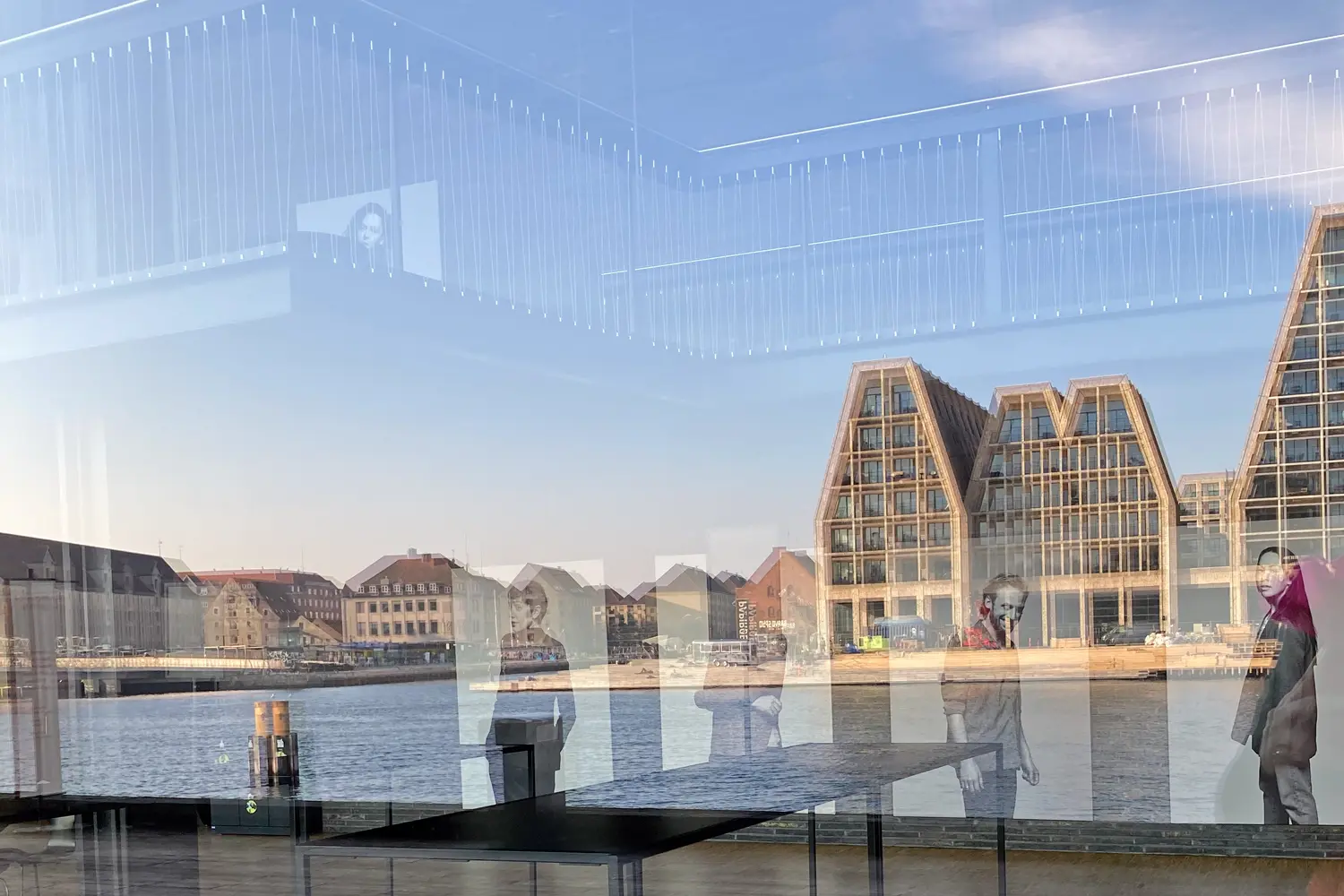 Gebäudefront in Kopenhagen spiegelt sich in der Fensterfront des Theaters